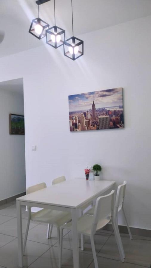 Bangi Almyra Suite Екстериор снимка